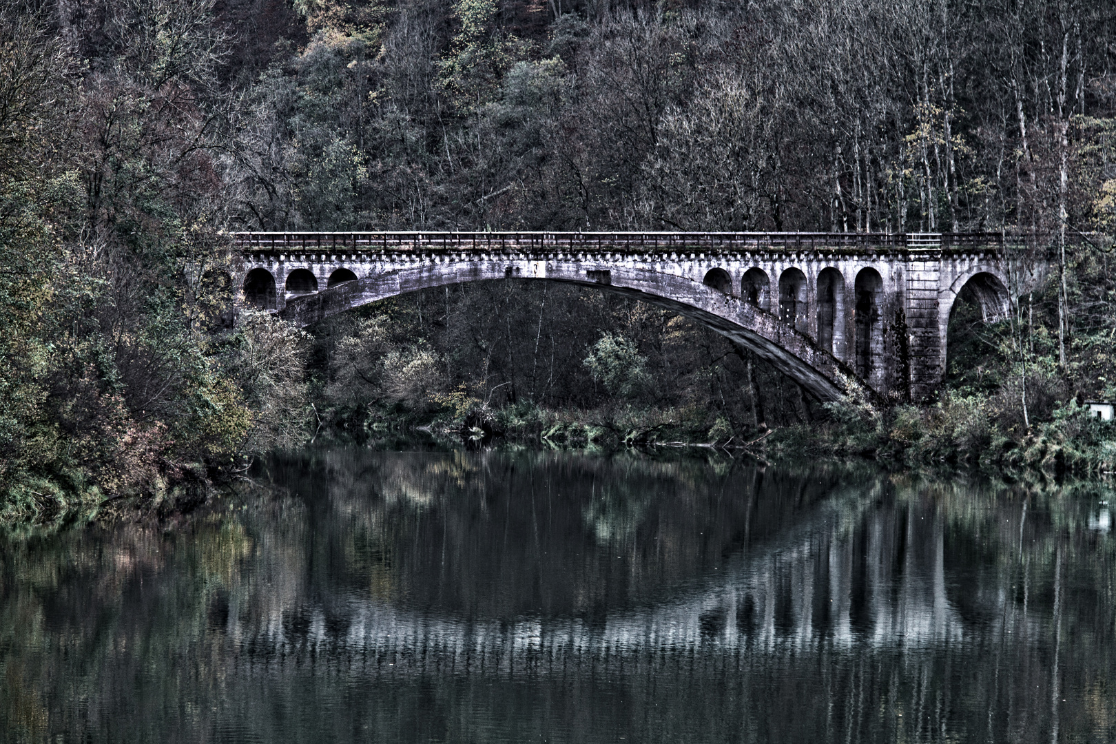 Stillgelegte Eisenbahnbrücke