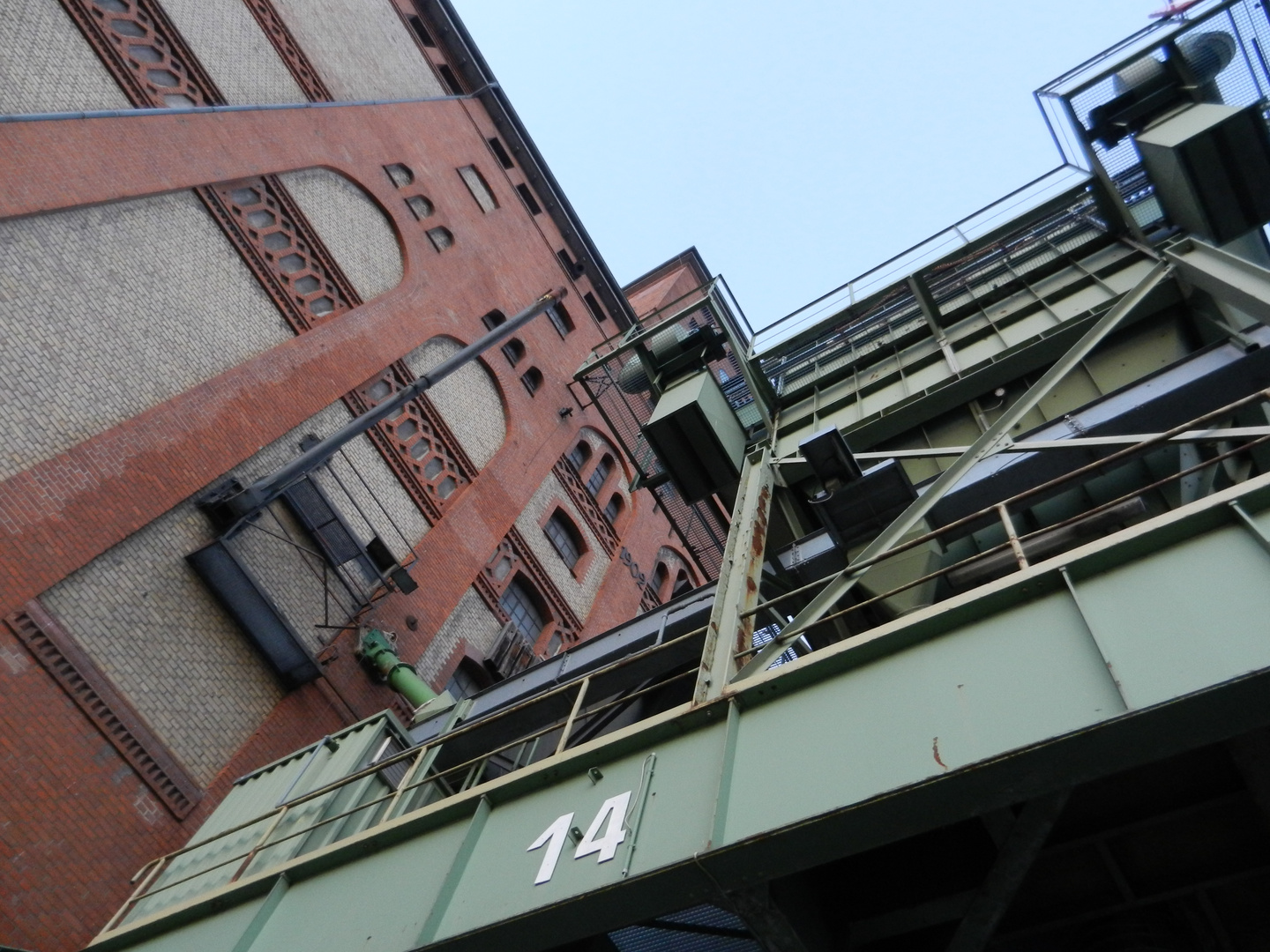 stillgelegte Kräne und Lagerbauten im Kalsruher Rheinhafen