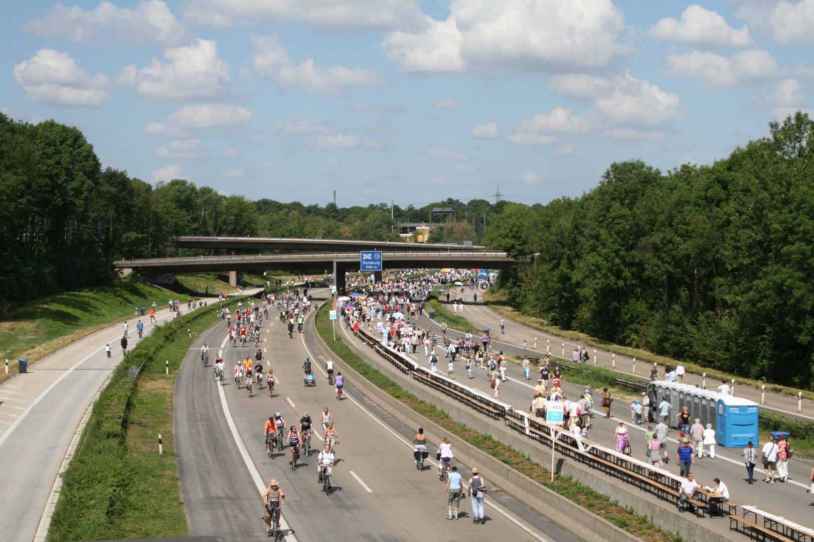 Stillleben auf der A40 - 60 Kilometer Ruhr-Kultur ( Ruhr 2010 )