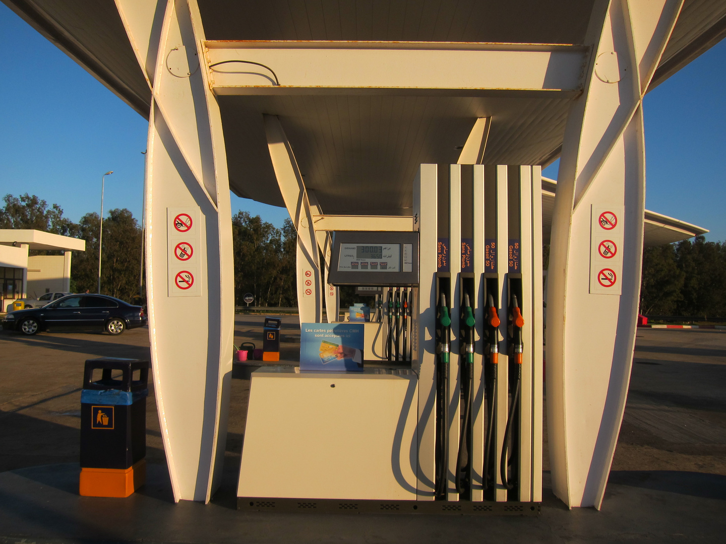 Stillleben auf der Autobahntankstelle kurz vor Tanger