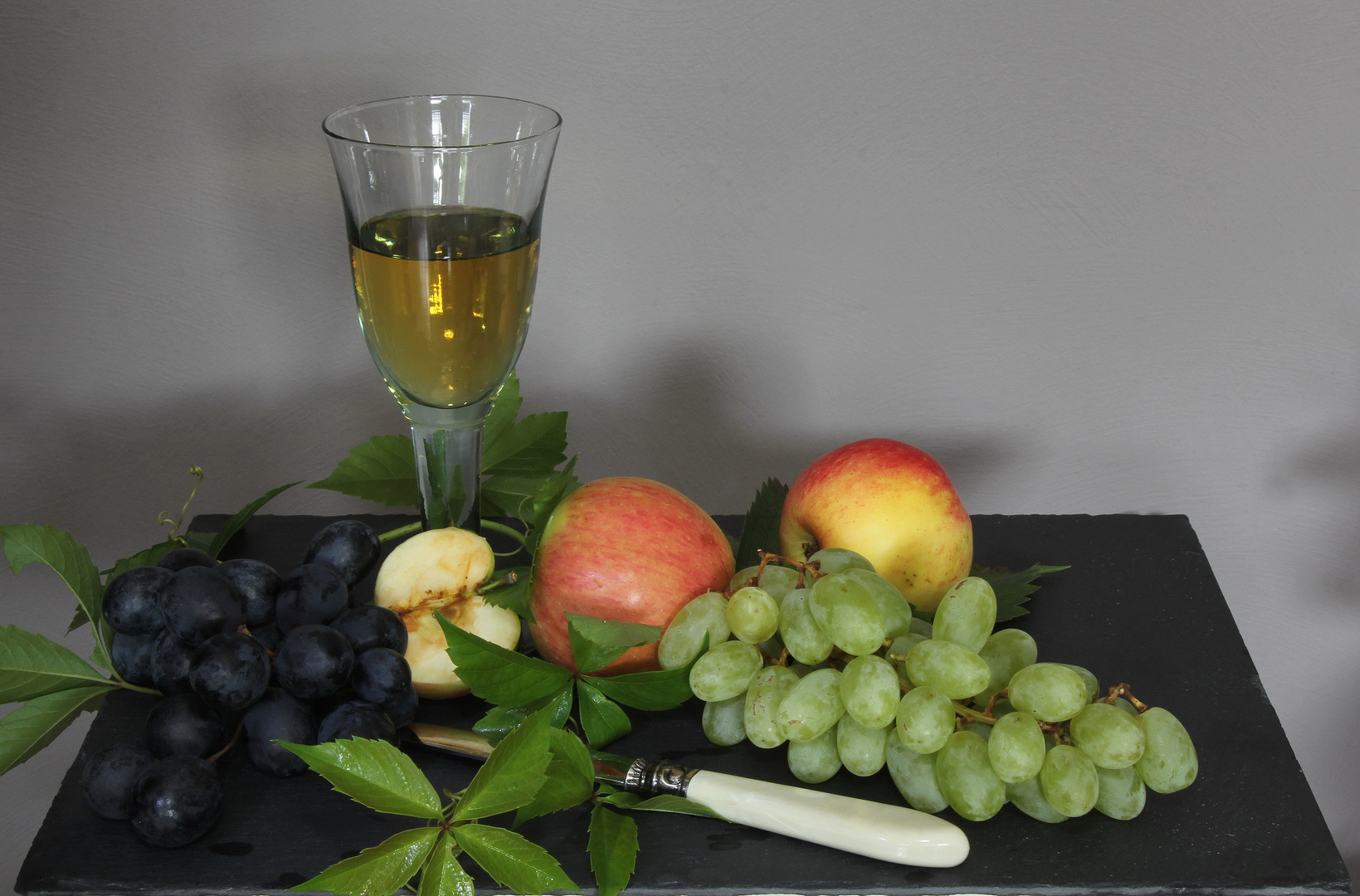 Stillleben mit Apfel und Wein
