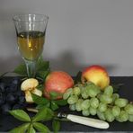 Stillleben mit Apfel und Wein