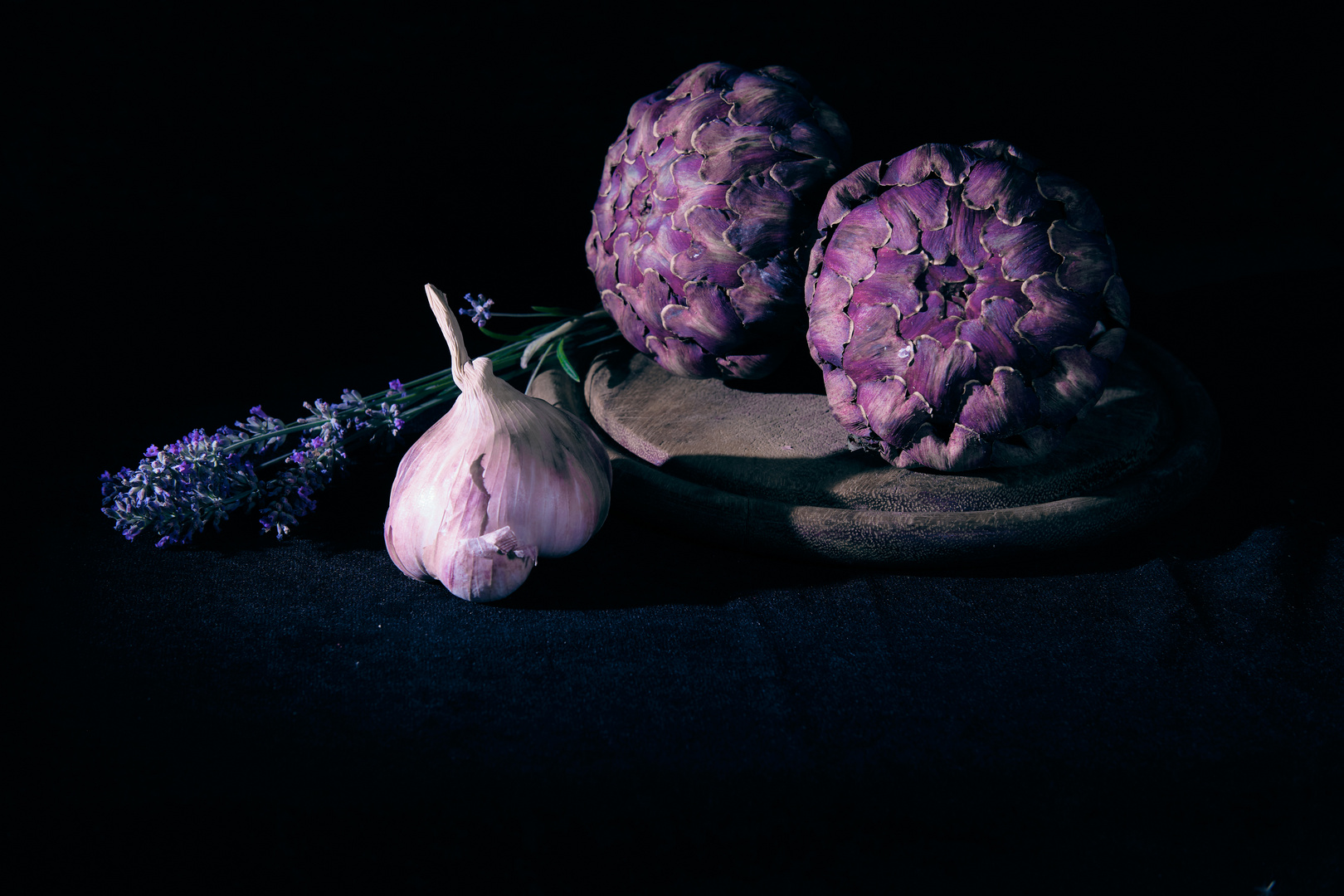 Stillleben mit Artischocken, Knoblauch und Lavendel