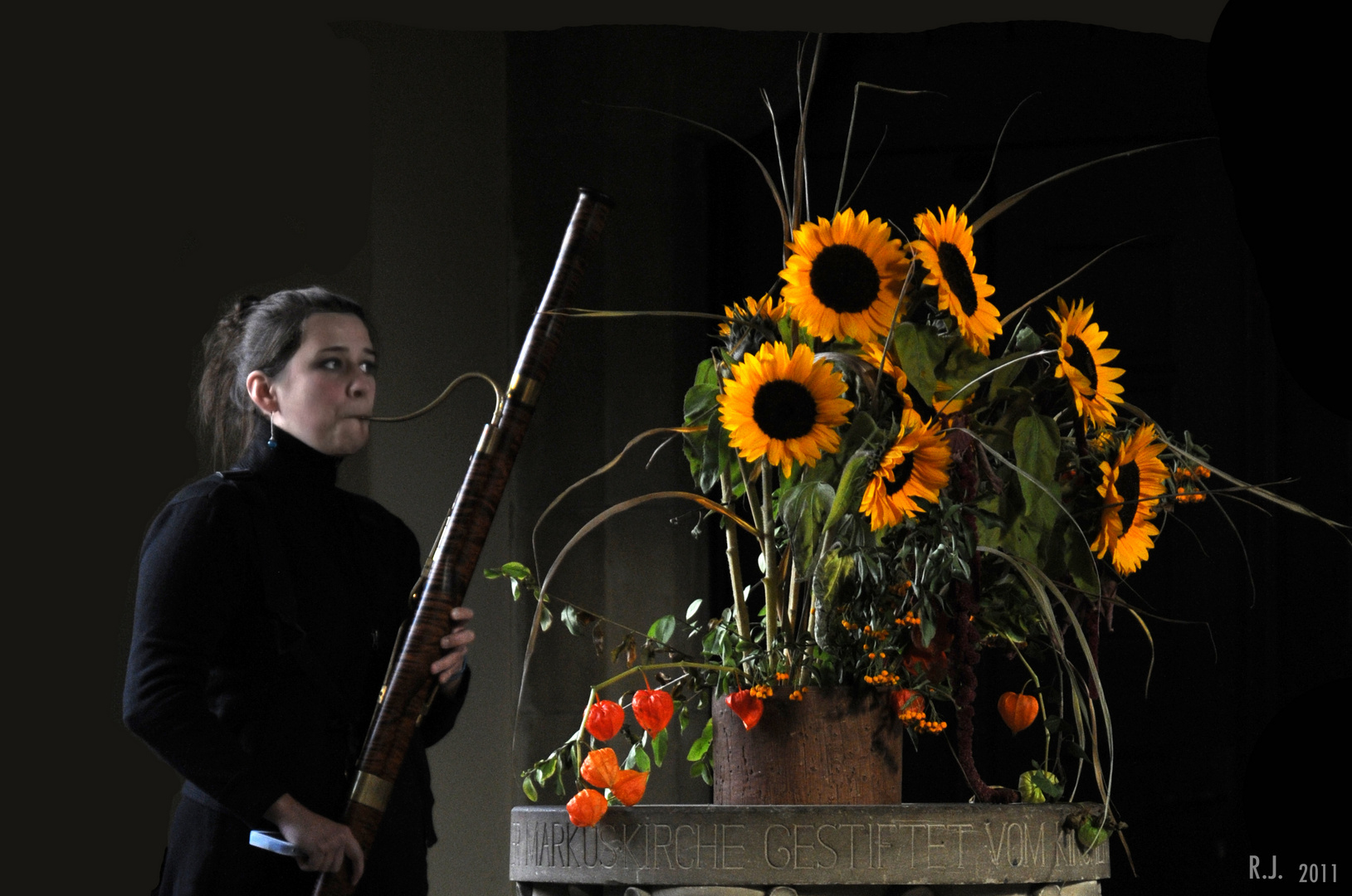 Stillleben mit Blumen, Musikerin und Barockfagott vor dem Konzert