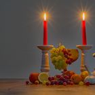 Stillleben mit Früchten und Kerzen