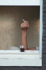 Stillleben mit Hand und Zigarette