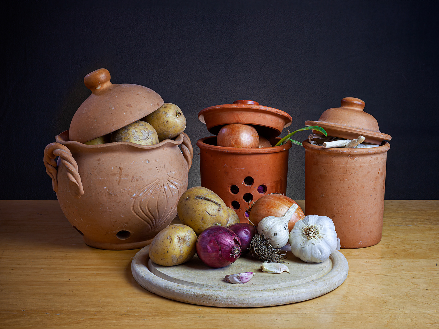 Stillleben mit Kartoffeln, Knoblauch und Zwiebeln