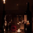 Stillleben mit Kerzen und Wein