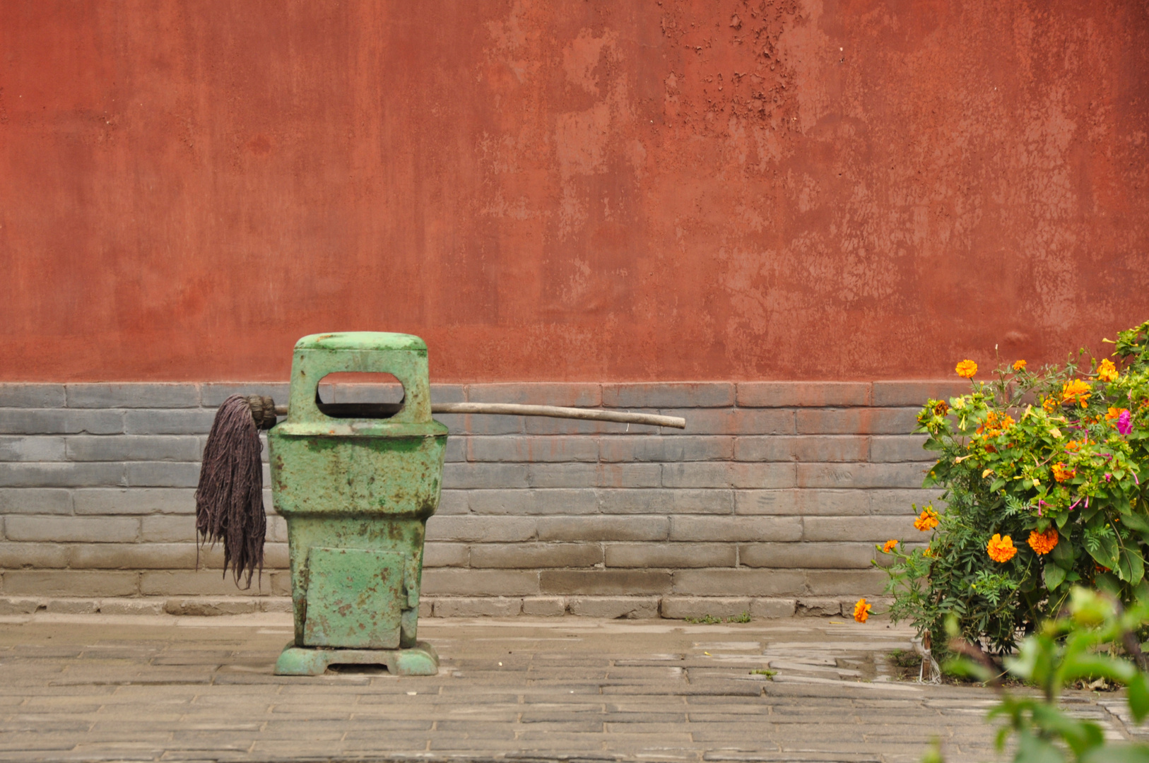 Stillleben mit Putzwedel und Mülleimer I... China Shanxi Datong