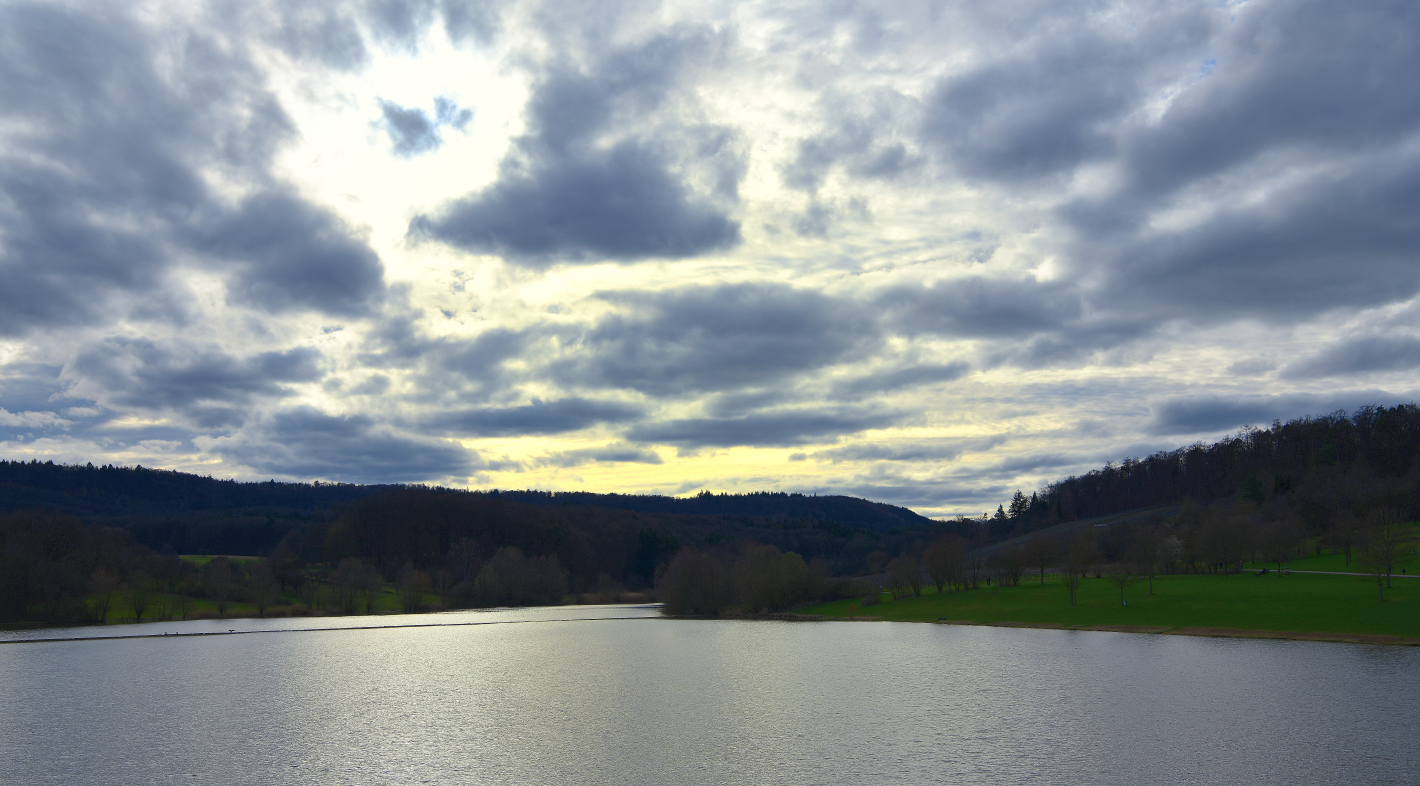 Stillt ruht der See, the lake rests quietly,  el lago descansa tranquilamente