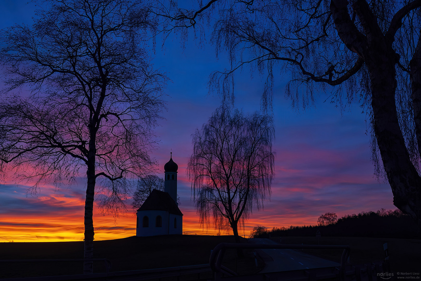 Stimmung mit Kapelle und Bäumen