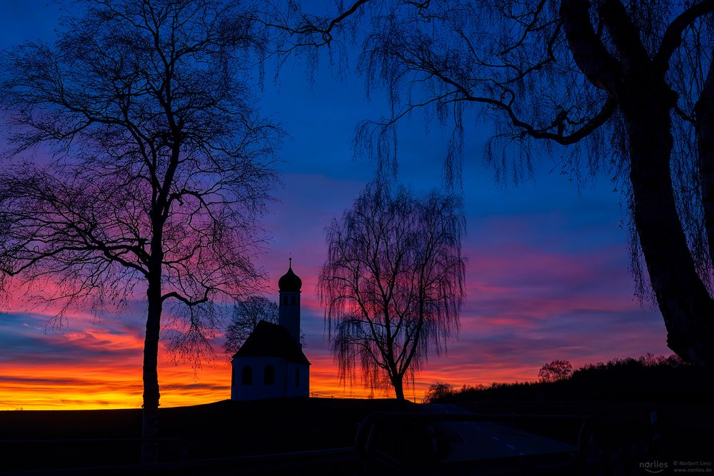 Stimmung mit Kapelle und Bäumen