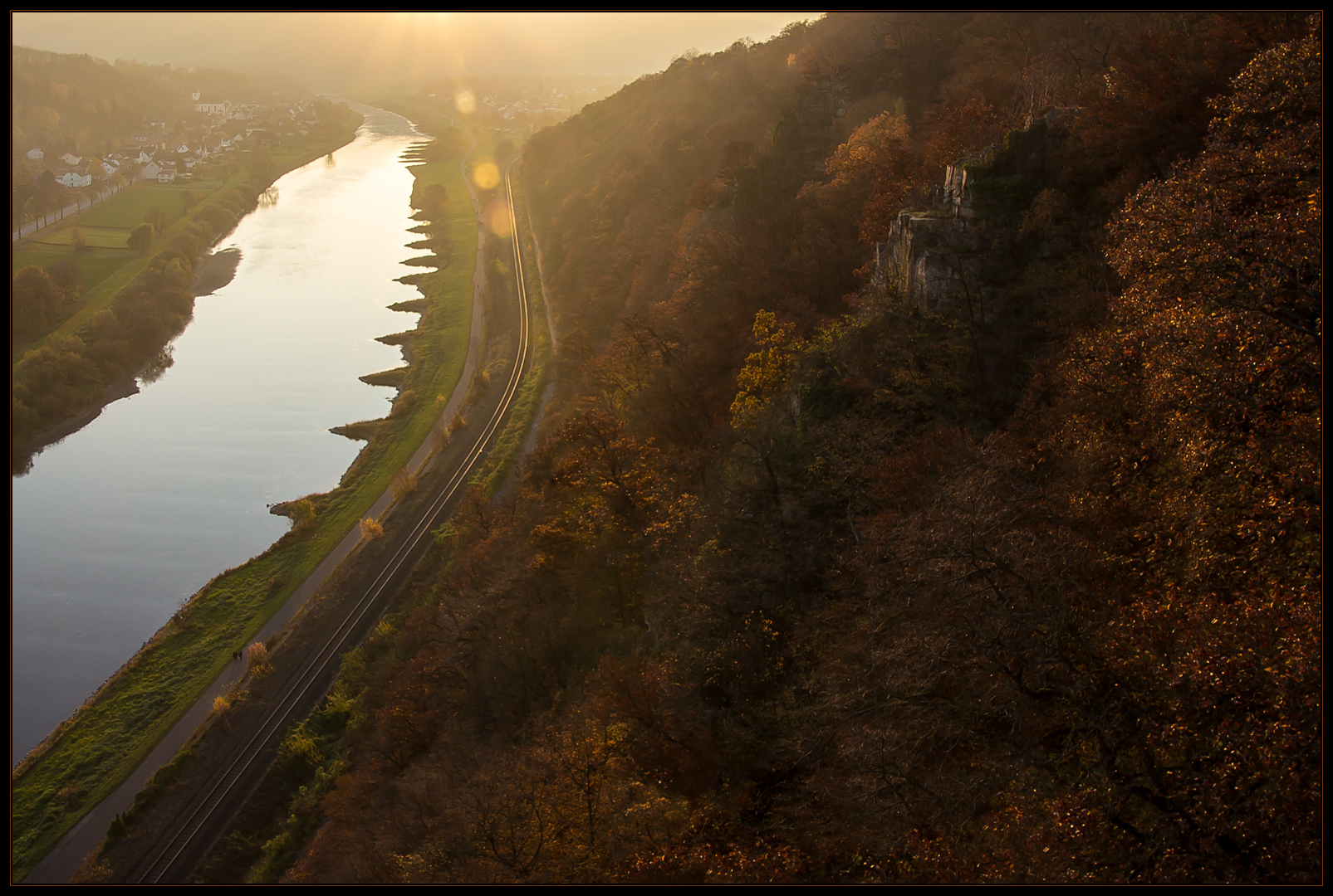 Stimmungsvolle  Herbstpracht am Himmelsstieg - Skywalk Bad Karlshafen