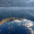 Stimmungsvolle Spiegelung im Oeschinensee. - Le lac de montagne en fête. 