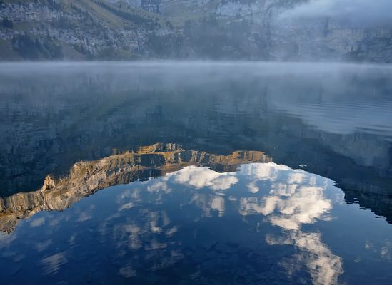 Stimmungsvolle Spiegelung im Oeschinensee. - Le lac de montagne en fête. 
