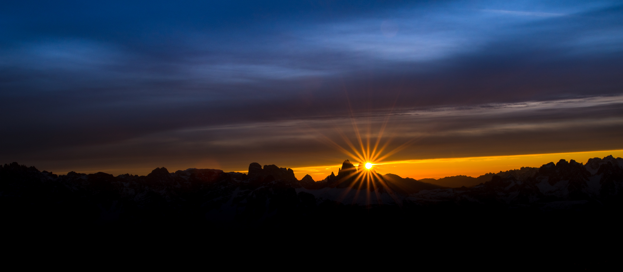 Stimmungsvoller Sonnenaufgang an Heilig Abend über den 3 Zinnen