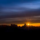 Stimmungsvoller Sonnenaufgang an Heilig Abend über den 3 Zinnen