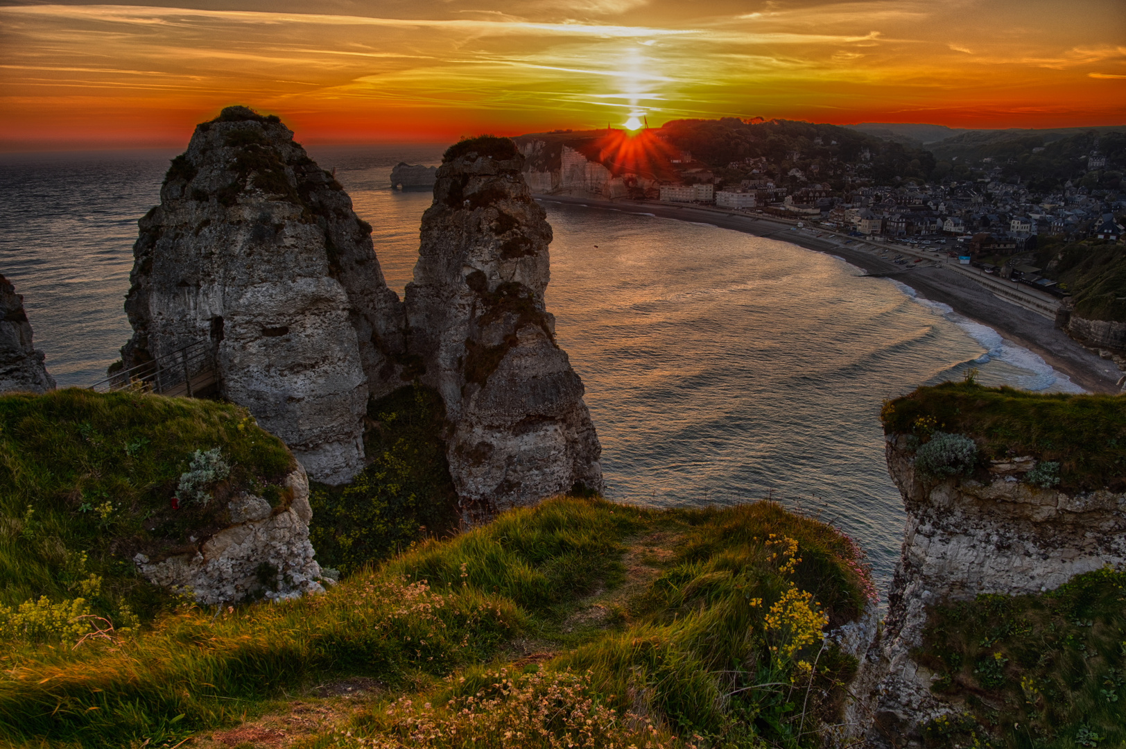 Stimmungsvoller Sonnenaufgang über Etretat ...