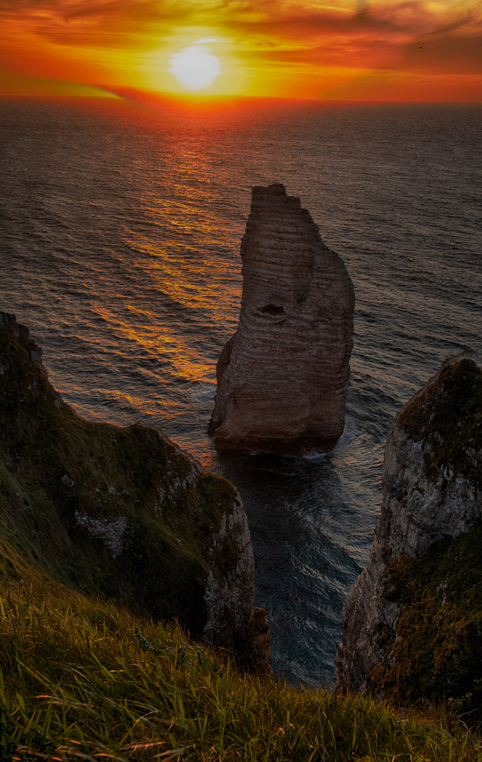 Stimmungsvoller Sonnenuntergang bei Etretat ...