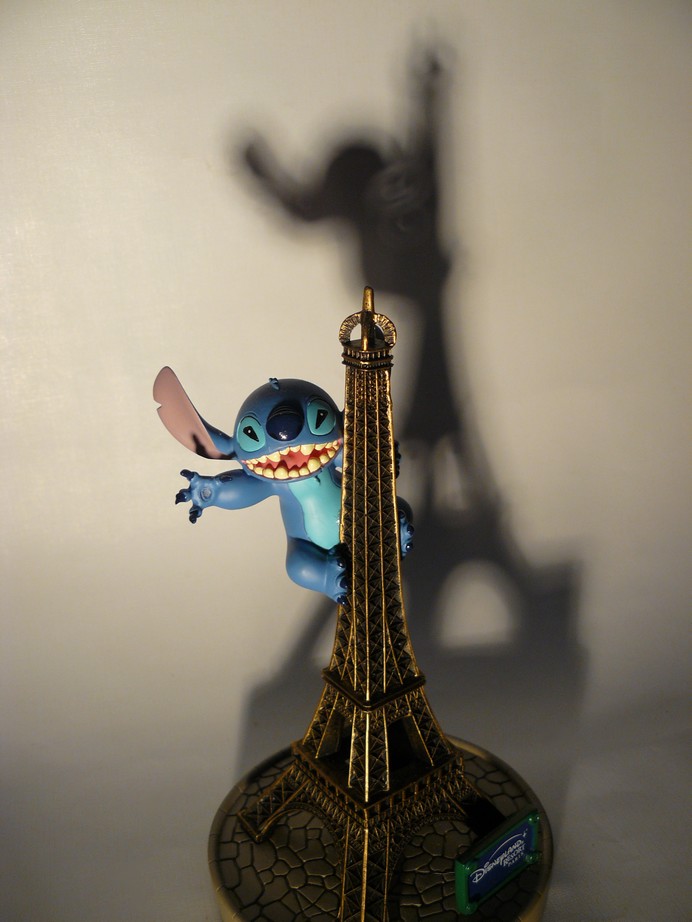 Stitch auf dem Eiffelturm