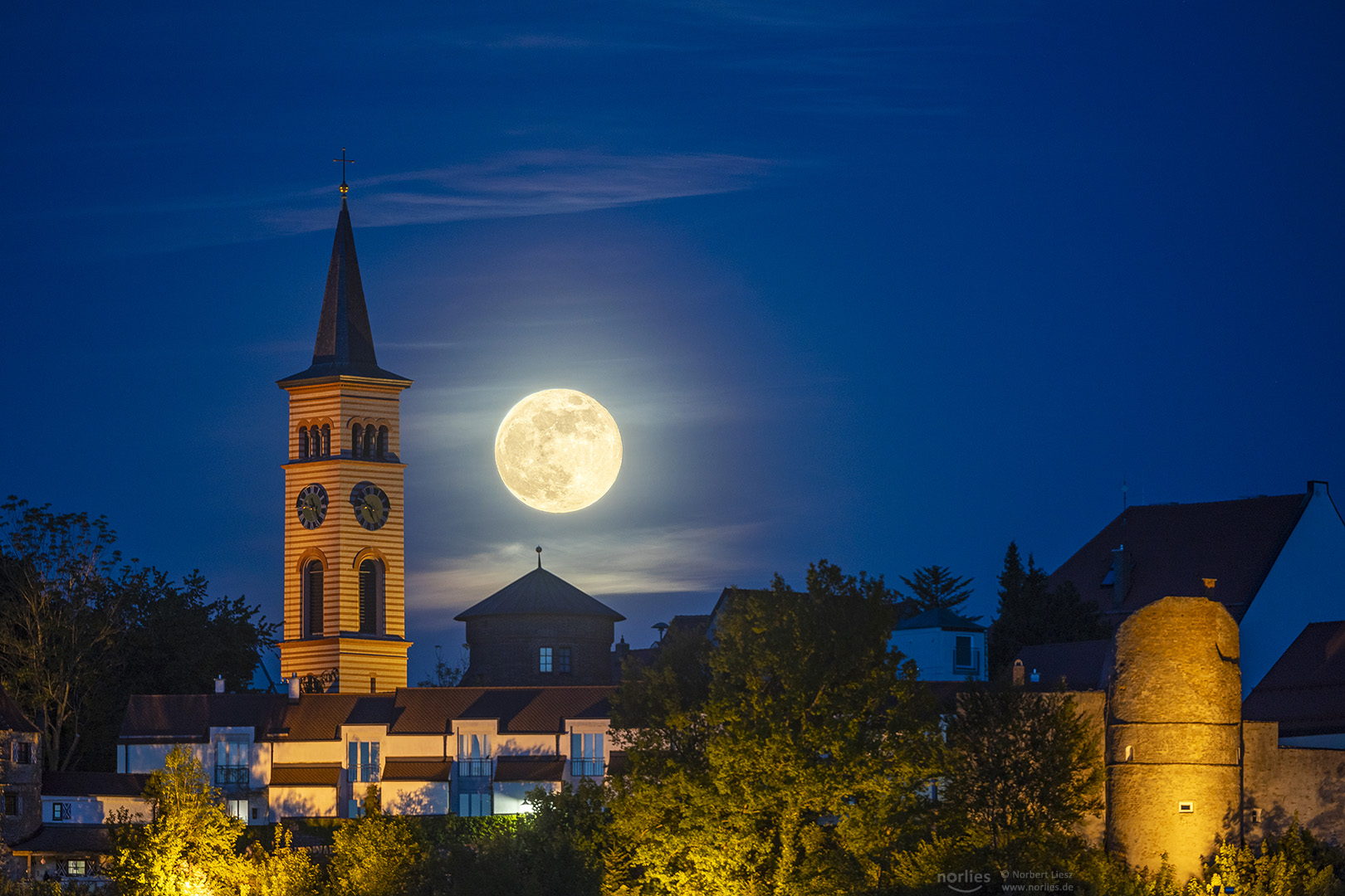 St.Jakob Turm mit Mond