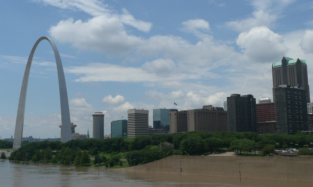 St.Louis, Blick vom Mississippi-River auf den Gateway Arch und die Stadt.