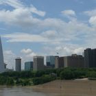 St.Louis, Blick vom Mississippi-River auf den Gateway Arch und die Stadt.