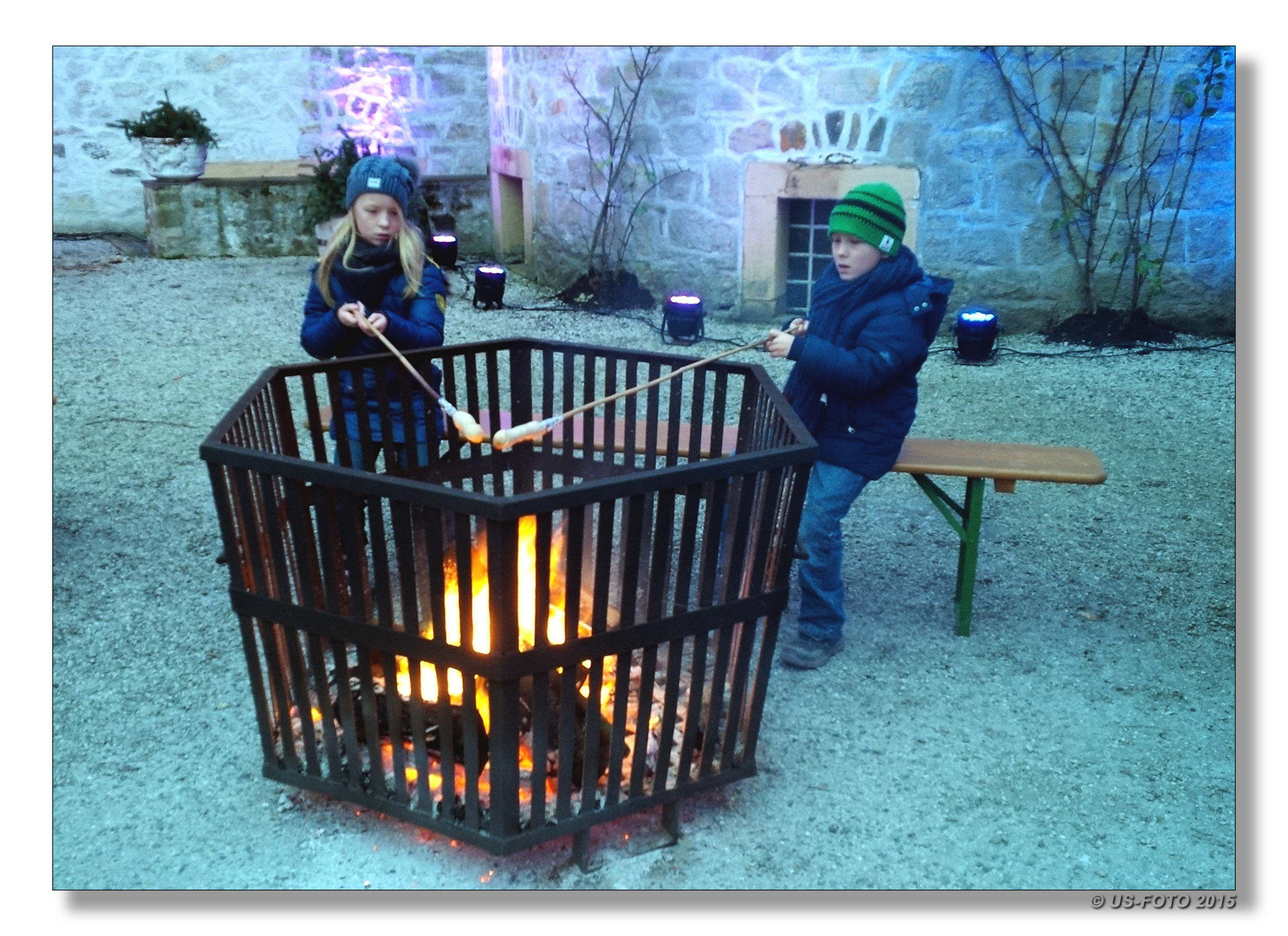 Stockbrot grillen/backen im Schlosshof