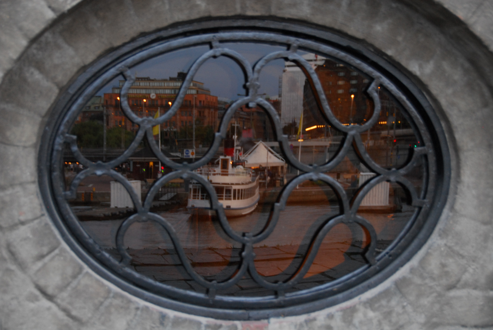 Stockholmer Hafen durch das Fenster