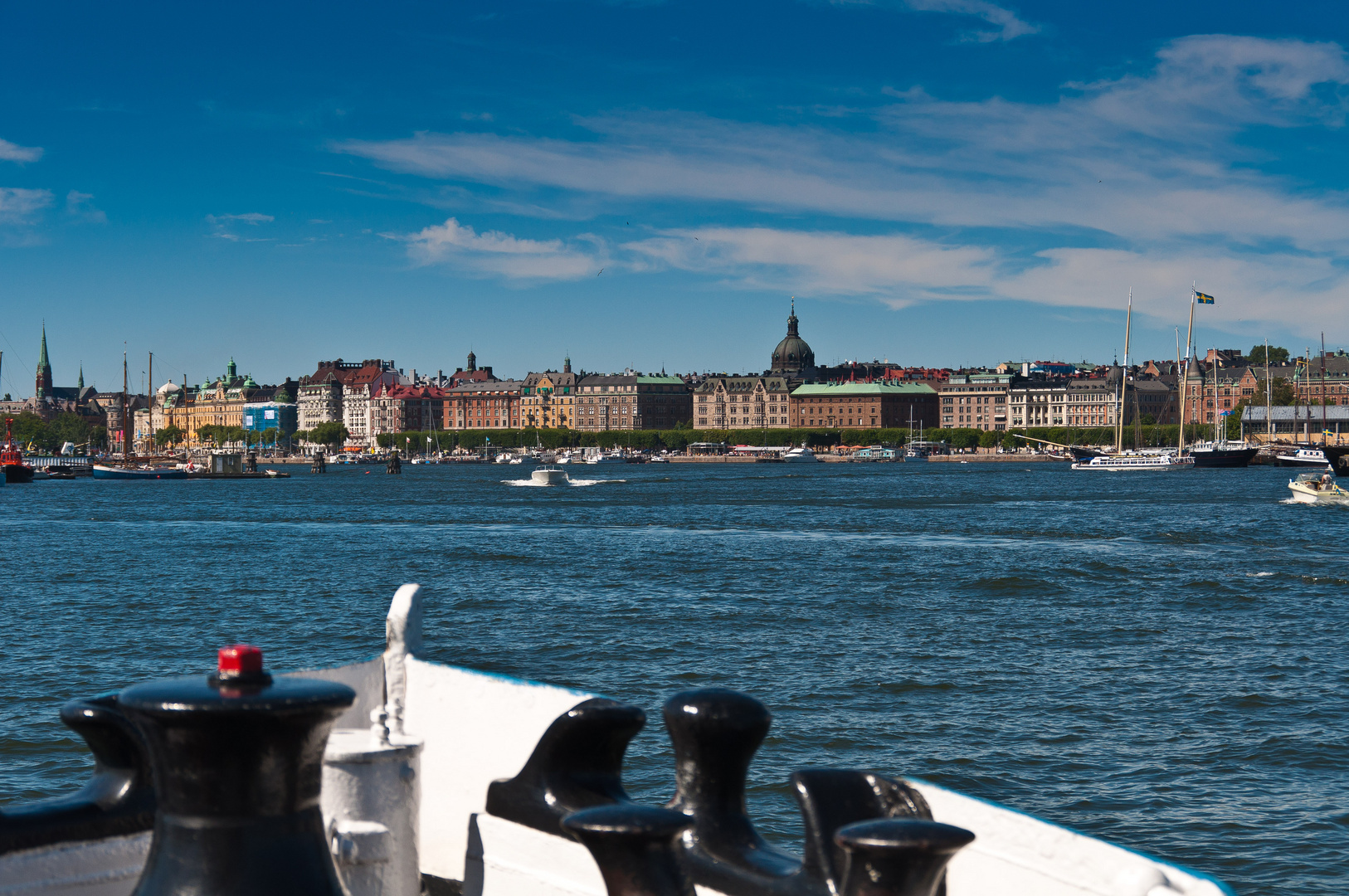 Stockholms Prachtstraße vom Wasser gesehen