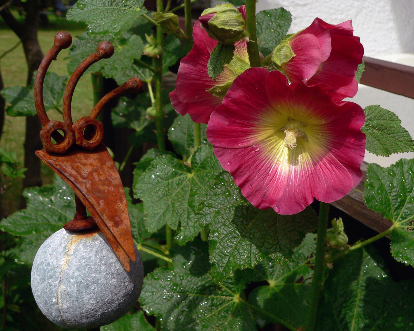 Stockrose mit Steinvogel