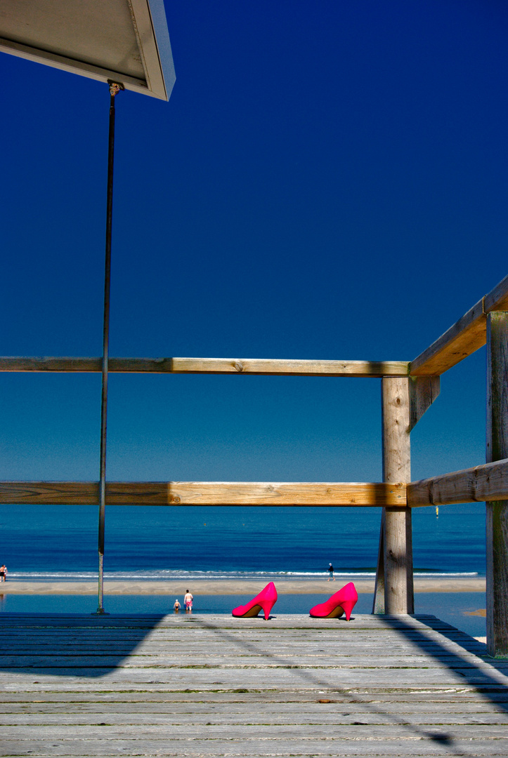 Stöckelschuhe am Strand / High heels on the beach