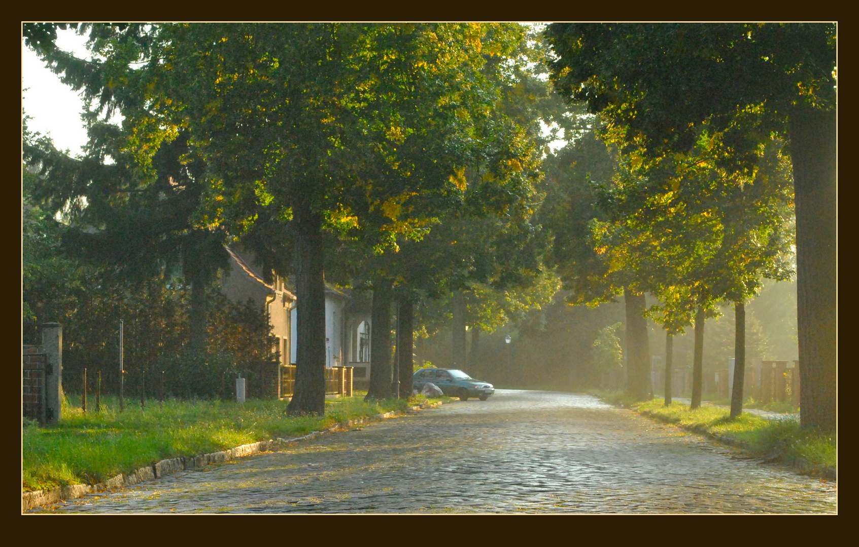 störendes Auto auf Dorfstraße nach Regen