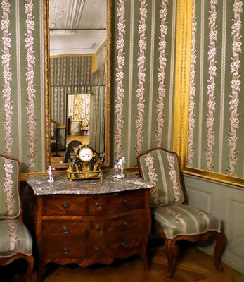 Stoff Tapeten und ein Spiegel mit Durchblick