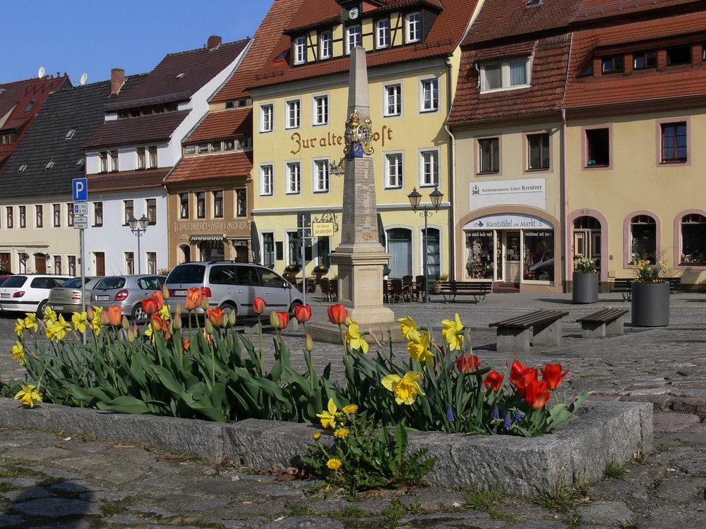 Stolpener Untermarkt mit kursächsischer Postmeilensäule