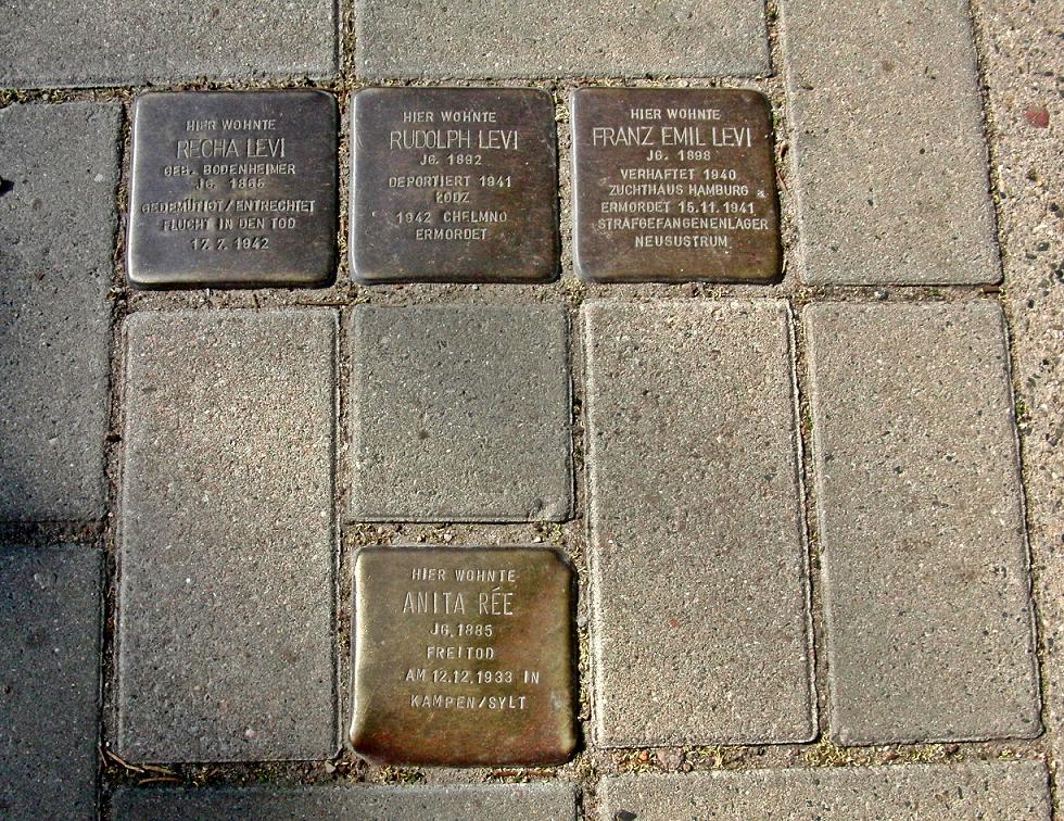 Stolpersteine, gesehen in der Fontenay, auf dem Weg zur Alster