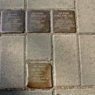 Stolpersteine, gesehen in der Fontenay, auf dem Weg zur Alster