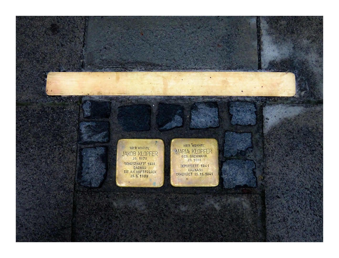 Stolpersteine mit symbolischer Türschwelle in München