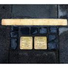 Stolpersteine mit symbolischer Türschwelle in München