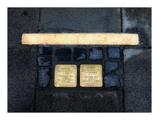 Stolpersteine mit symbolischer Türschwelle in München
