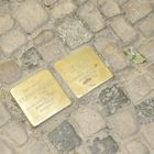 Stolpersteine vor dem Crown Plaza Hotel