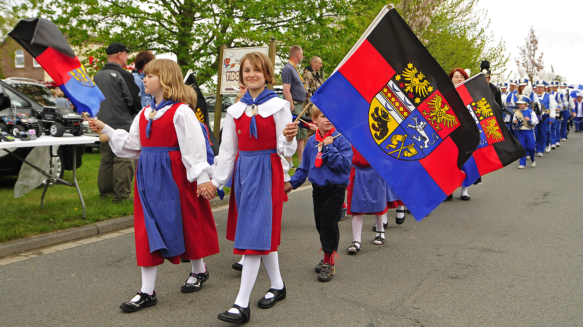 Stolz auf die Flagge Ostfrieslands ... Symbol der Friesischen Freiheit