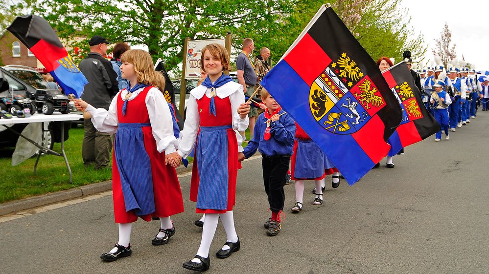 Stolz auf die Flagge Ostfrieslands ... Symbol der Friesischen Freiheit