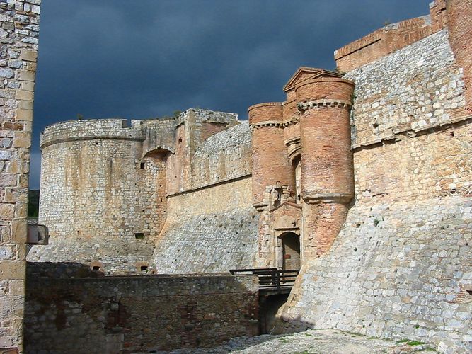 Stolze Festung unter finsterem Himmel- Chateau de Salse-2