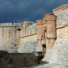 Stolze Festung unter finsterem Himmel- Chateau de Salse-2