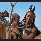 Stolze Himba-Mutter