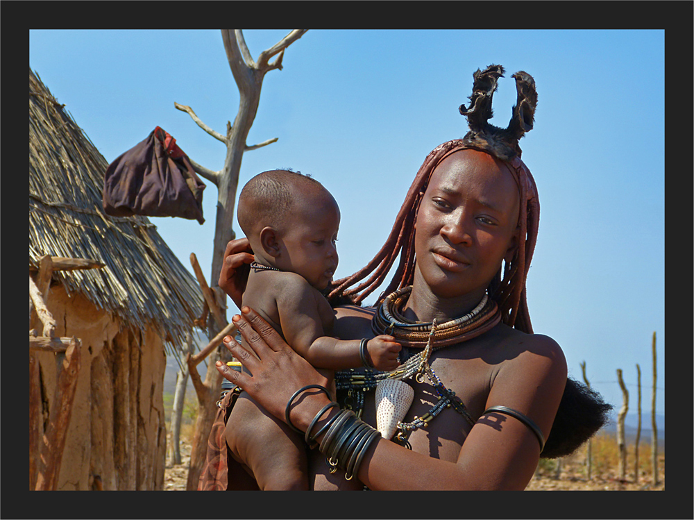 Stolze Himba-Mutter
