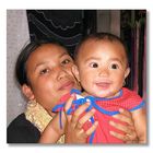 Stolze Mutter auf Bali