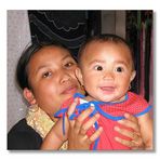 Stolze Mutter auf Bali