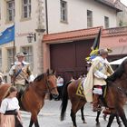 stolze Offiziere in Begleitung